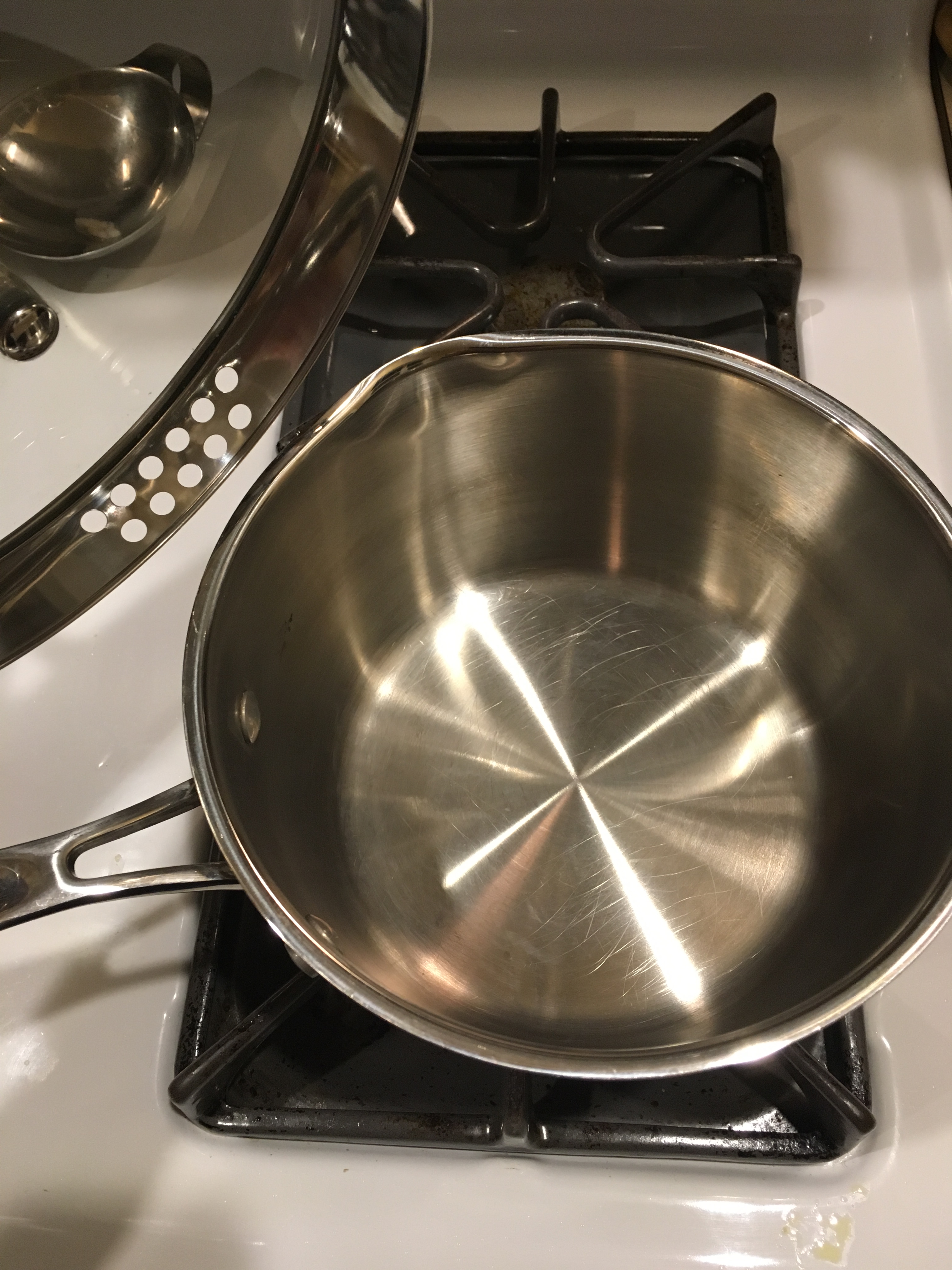 Avolon pot with pour spout and drain lid (two sizes, small and large holes). Perfect for gluten free pasta, melting foods, allergen free sauces. Keep your gluten eating family members away from your pot!